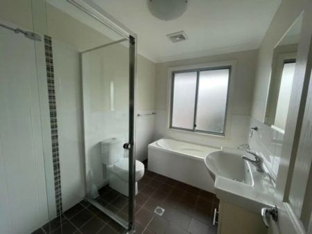 “Picture perfect townhouse!” - Photo 2