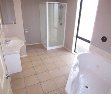 Large warm home close to The Tannery and Ferrymead - Photo 5