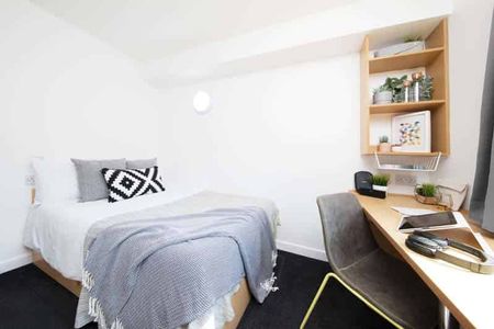 Extra Large Standard Double Ensuite - Photo 5