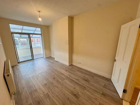 3 bedroom end of terrace house to rent - Photo 3