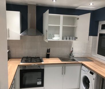 Room in a Shared House, Hurdlow Walk, M9 - Photo 3