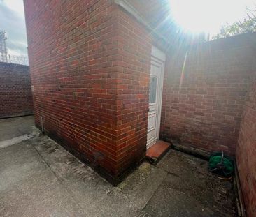3 bedroom flat to rent - Photo 4