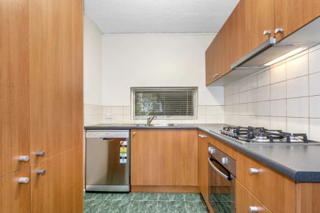 Stylish 2-Bedroom Ground-Floor Apartment in Prime Location! - Photo 3