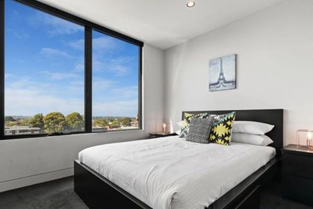 IMPRESSIVE INDUSTRIAL APARTMENT DIRECTLY OPPOSITE ALBERT PARK LAKE! + Furnished - Photo 4