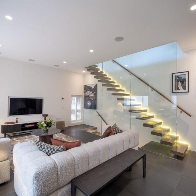 2 bedroom mews to rent - Photo 1