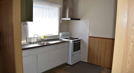 Three bedroom bungalow set in prime location - Photo 4