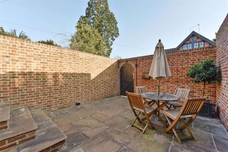 Fabulous first floor apartment of quality and character with courtyard garden and allocated parking - Photo 4