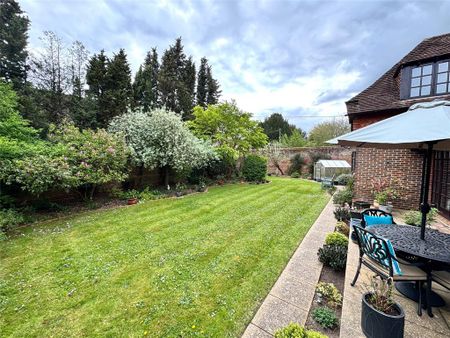 4 bedroom end of terrace house to rent - Photo 2