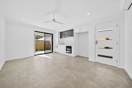 MODERN TWO BEDROOM DUPLEX IN QUIET STREET - Photo 4
