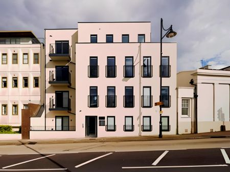Two Bedroom Apartment - Balcony - Photo 5