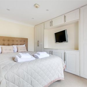 3 bedroom flat in Barnes - Photo 2