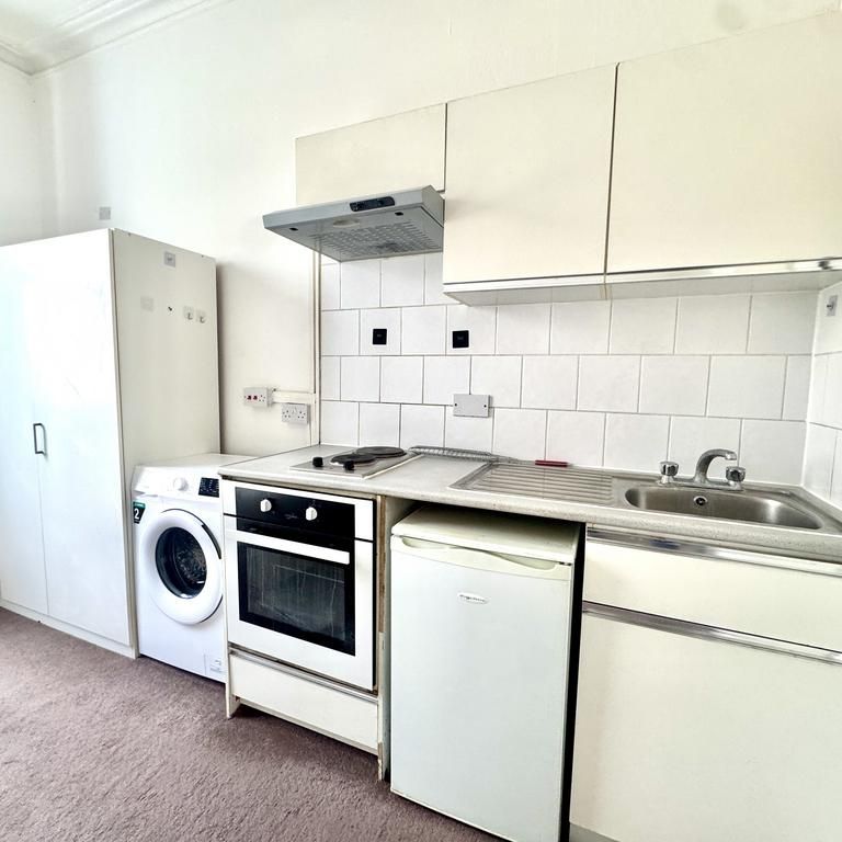 Studio to rent - Photo 1