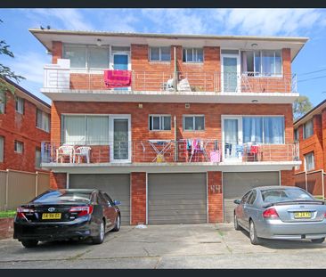 Updated 1 bedroom residence with carspace - Photo 3