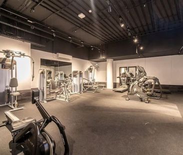 Modern and Spacious 1 Bedroom Apartment - Photo 3