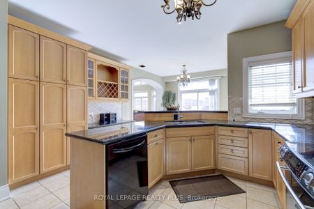 Detached Home For Lease | W8136614 - Photo 2