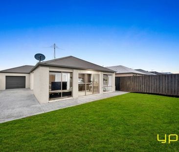 Don’t miss this stunning family rental in Lynbrook! - Photo 3