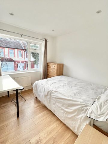 4 Bed Semi-Detached House, Tunstall Road, CR0 - Photo 2