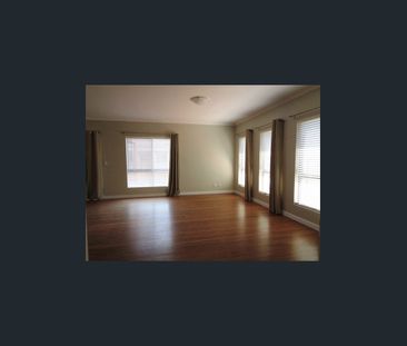 LARGE 4X2 HOME CLOSE TO GUILDFORD GRAMMAR COLLEGE - Photo 1