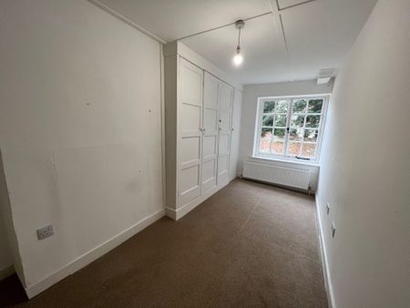 3 Bedroom Flat / Apartment - Broadlands Park, Romsey - Photo 4