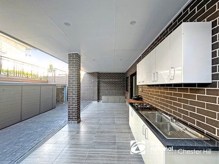 Spacious 4-Bedroom + Study Duplex with Swim Spa in Georges Hall - Photo 2