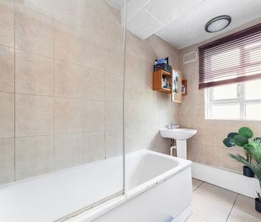 Room in a Shared House, West House Close, SW19 - Photo 5