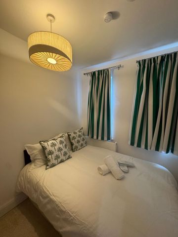 1 Bed Semi-Detached House, The Bishops Avenue, N2 - Photo 3