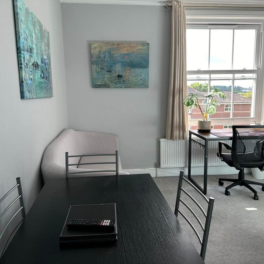 Room 1: Flat 4, 30 Stoke Road, Guildford, GU1 4HR - Photo 1