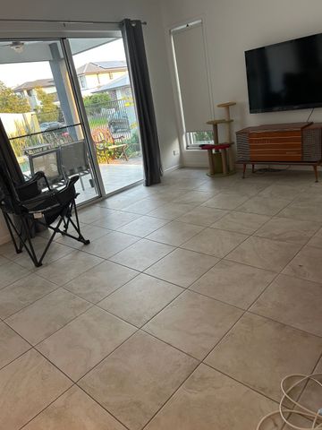 Helensvale - Photo 2