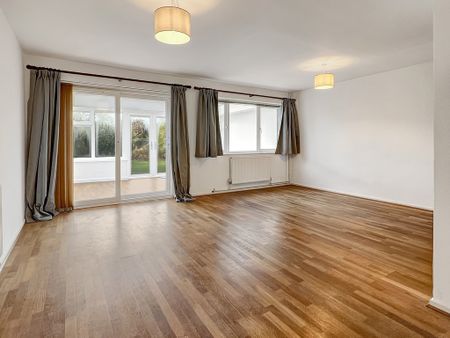 A well presented and spacious 3 bedroom terraced home, with garage, conservatory and enclosed garden in an excellent location within the popular village of Fulbourn. - Photo 5