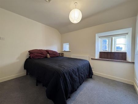 1 bedroom character property to rent - Photo 2