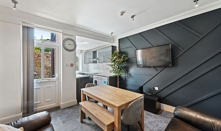 Recently Renovated 5-Bed Student House with Ensuite Bathrooms - Photo 5