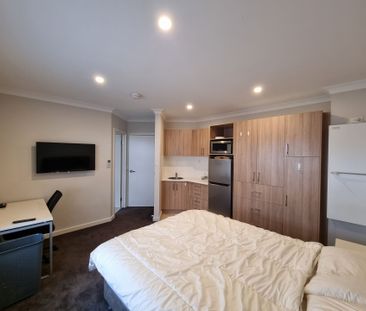 Modern Home - Share Home - All Bills Included in Rent - Photo 6