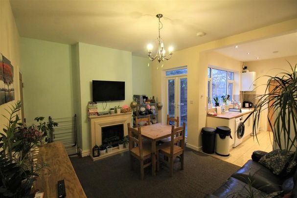 1 bedroom in a house share to rent - Photo 1