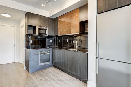 306 99 The Donway W - Photo 2