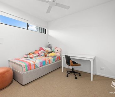 Elegant 4-Bedroom Townhouse in Premium Complex with Resort-Style Pool - Photo 3