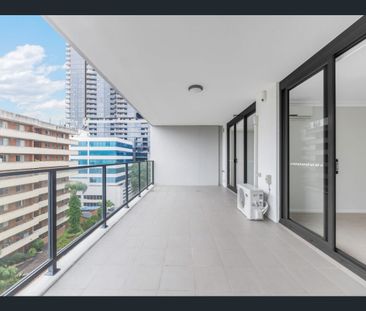 Luxury One-Bedroom Apartment with New Oven and Carpet. - Photo 1