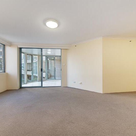 SPACIOUS TWO BEDROOM APARTMENT IN THE HEART OF MAROUBRA! - Photo 1
