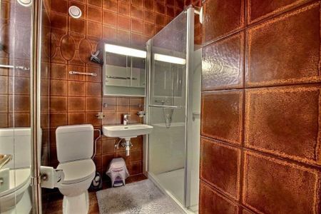 Appartement à louer à la semaine sur la place du village - Photo 3