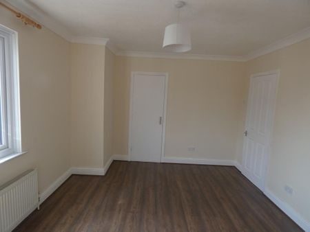 2 bedroom end of terrace house to rent - Photo 2