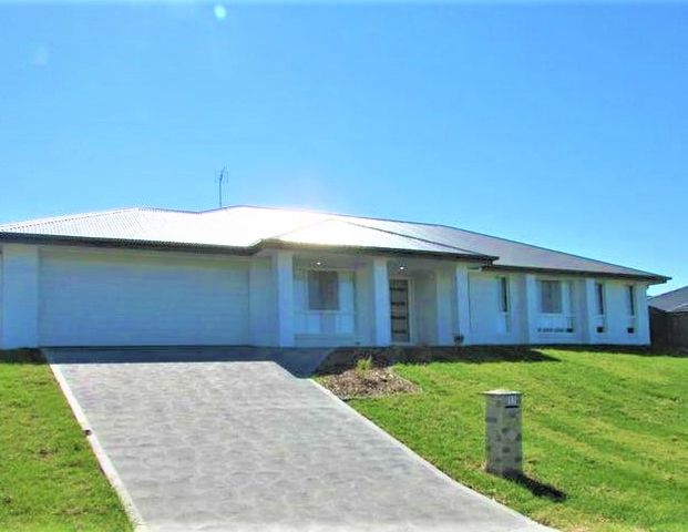 Spacious four bedroom family home - Photo 1