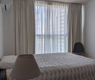 Spacious bedroom in a SHARED unit with splendid view - Photo 4