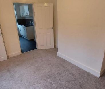 3 bedroom flat to rent - Photo 2