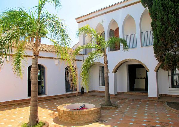 Villa close to the beach, very unusual architecture, on prestigious Paseo del Parque