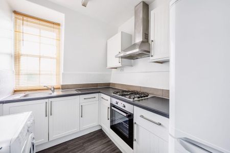 3 bedroom flat to rent - Photo 5