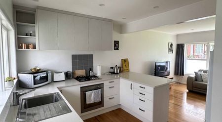 Modern 2-Bedroom Rental in Prime Location - Photo 3