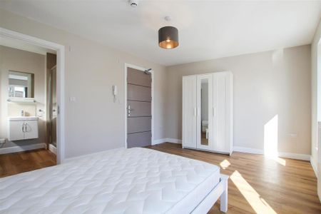 1 bedroom in a house share to rent - Photo 3