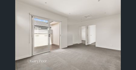 Family living in a fantastic locale - Photo 5