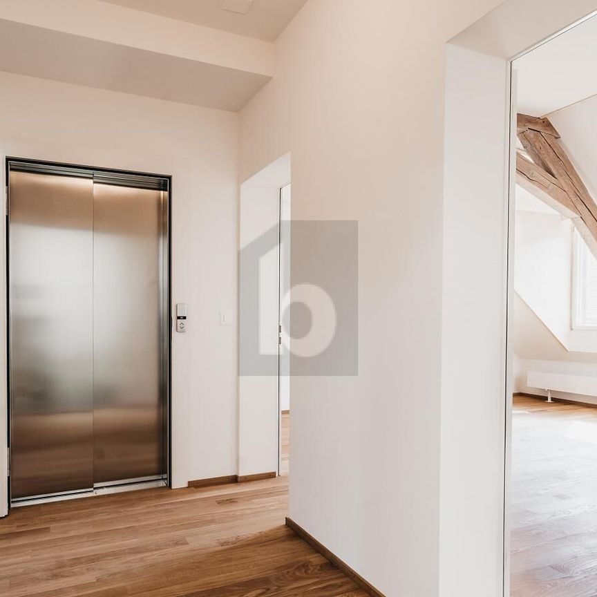 HISTORISCH, ÜBER DEN DÄCHERN MIT BALKON - Foto 1