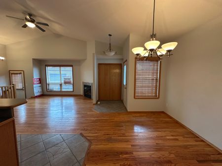 Double Attached Garage, Desirable Rosedale Duplex! - Photo 2