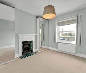 Four-bedroom home set on a private road, offering a harmonious blen... - Photo 5